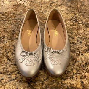 Excellent condition silver Chanel flats